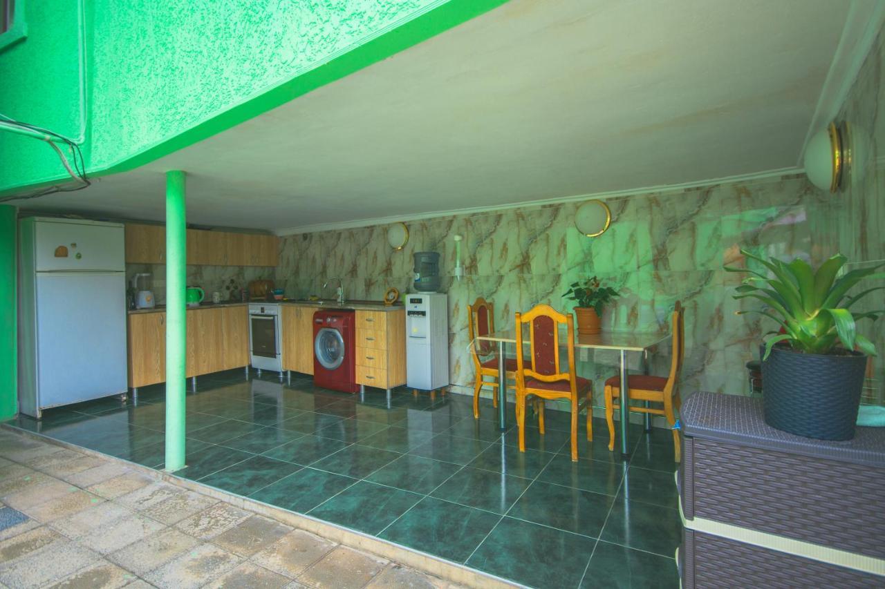 Sister'S Warm Guest House Batumi Eksteriør bilde